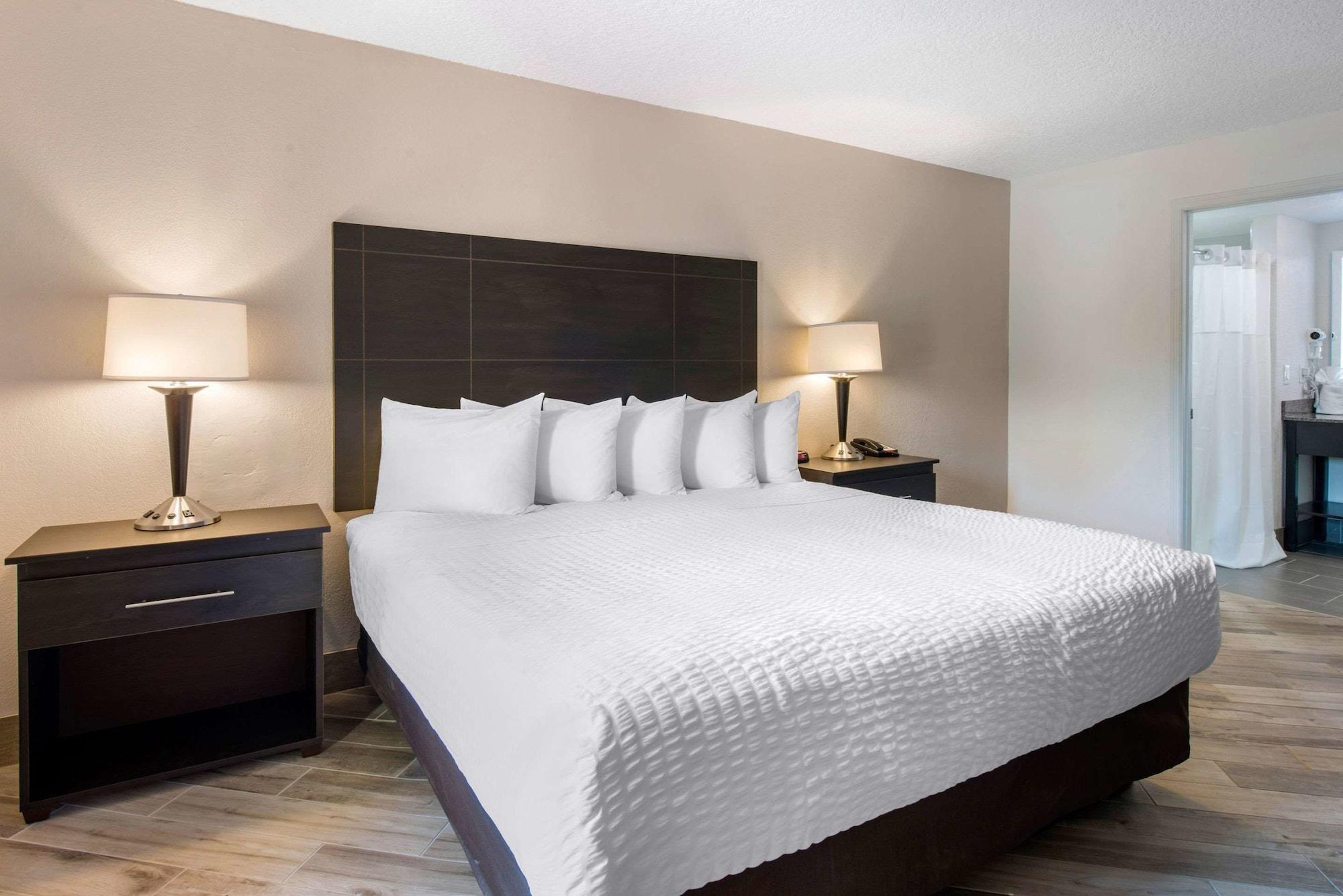 Clarion Inn & Suites Kissimmee-Lake Buena Vista South Eksteriør bilde