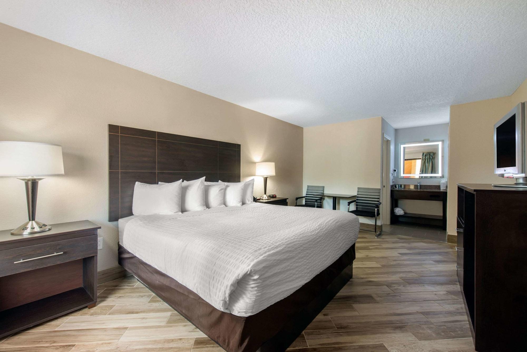 Clarion Inn & Suites Kissimmee-Lake Buena Vista South Eksteriør bilde