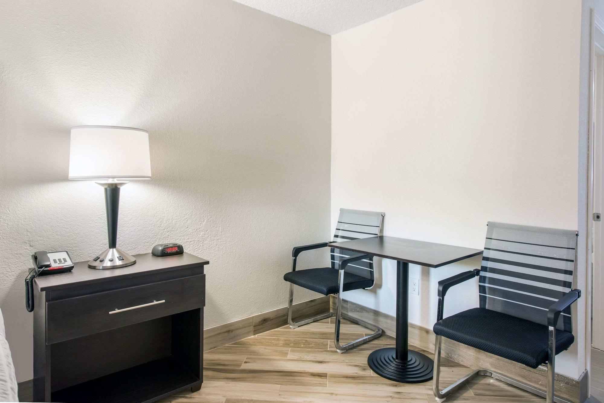 Clarion Inn & Suites Kissimmee-Lake Buena Vista South Eksteriør bilde