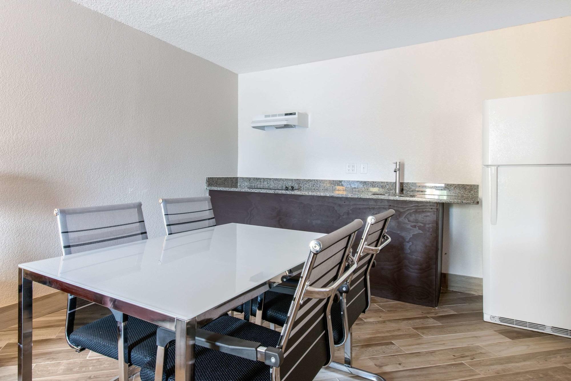 Clarion Inn & Suites Kissimmee-Lake Buena Vista South Eksteriør bilde
