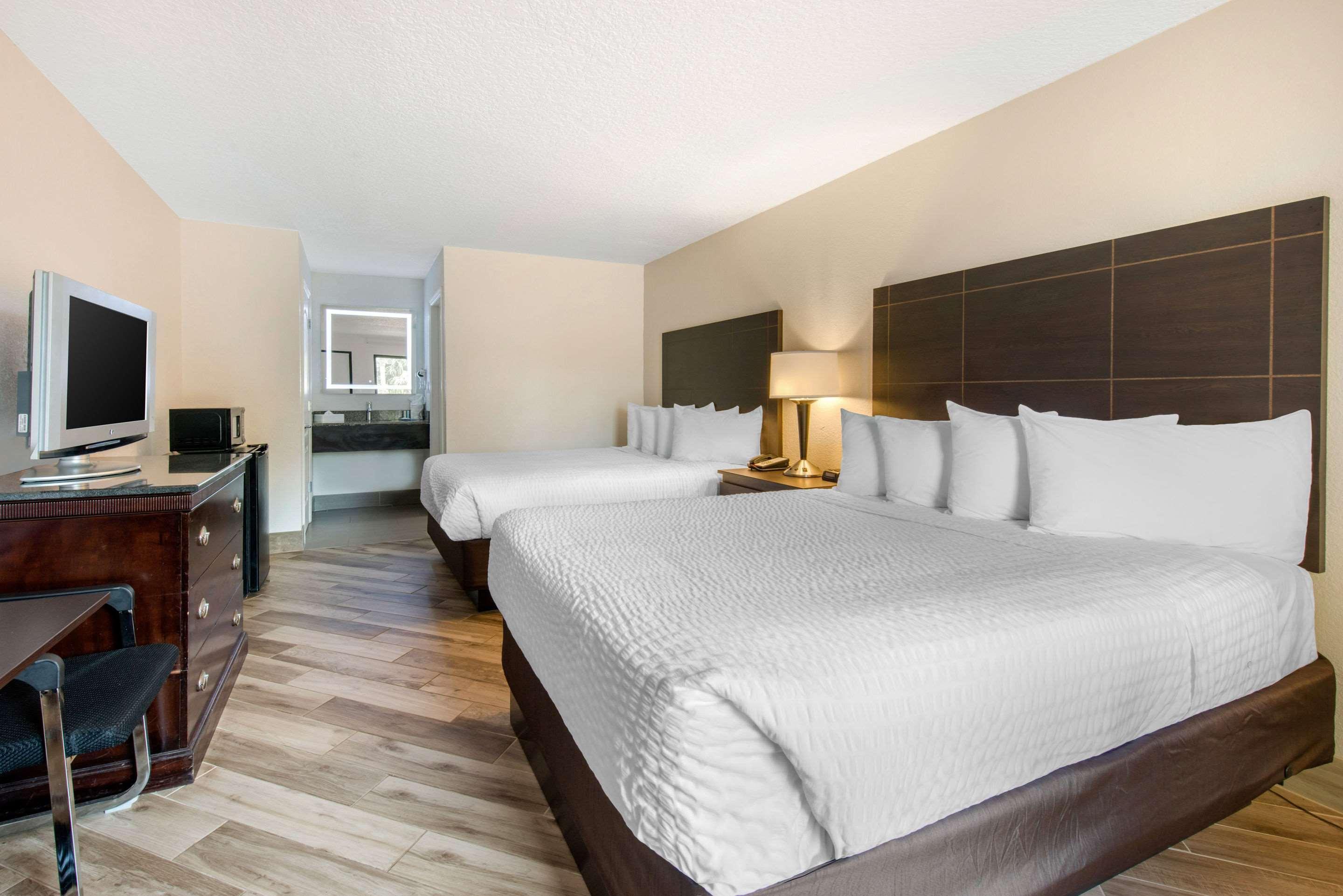 Clarion Inn & Suites Kissimmee-Lake Buena Vista South Eksteriør bilde