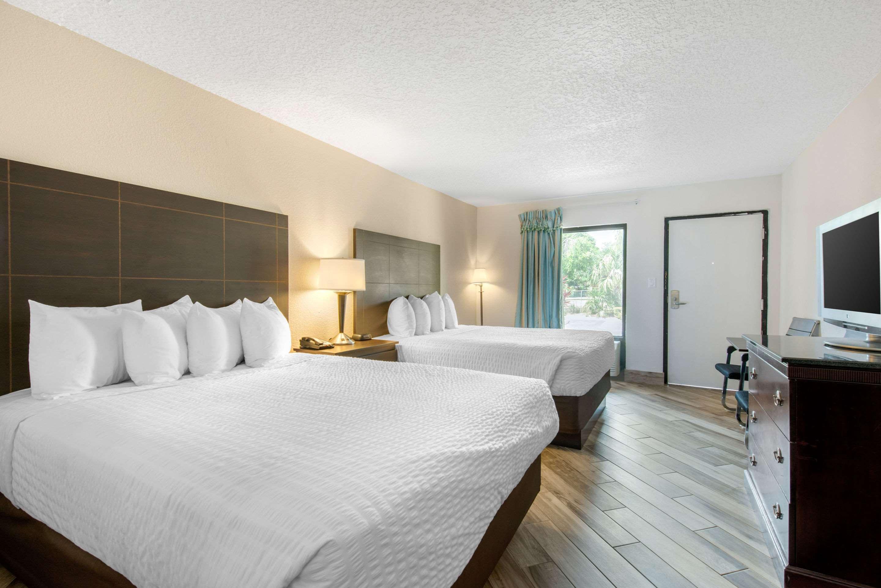 Clarion Inn & Suites Kissimmee-Lake Buena Vista South Eksteriør bilde