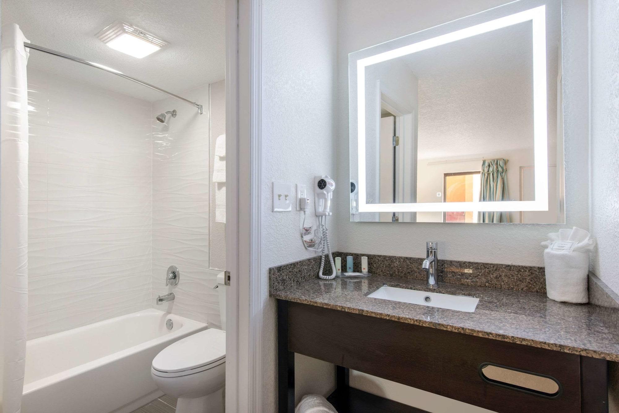 Clarion Inn & Suites Kissimmee-Lake Buena Vista South Eksteriør bilde