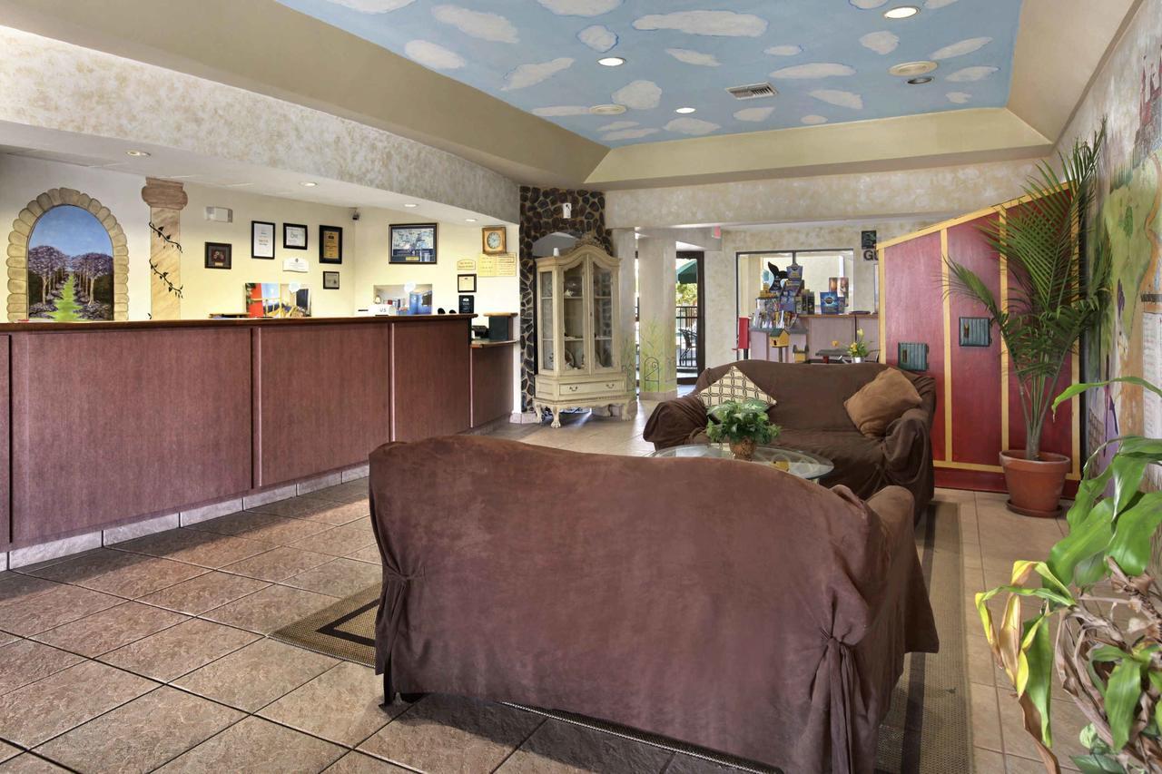 Clarion Inn & Suites Kissimmee-Lake Buena Vista South Eksteriør bilde